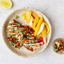 Vegan burrito met pico de gallo en yoghurtsaus Vegan burrito met pico de gallo en yoghurtsaus